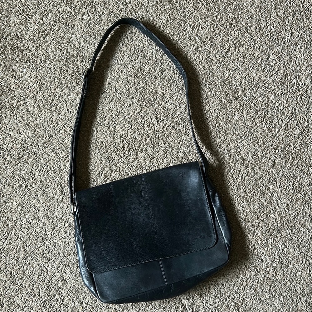 wilson’s leather black shoulder bag